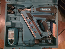 Makita GN900 Gas Nailer, 2x Batteries
