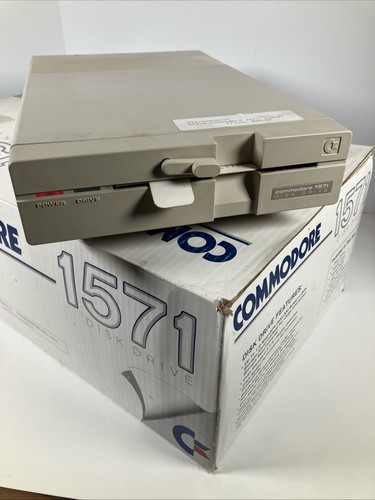 Commodore 1571 disk drive - 1571, with