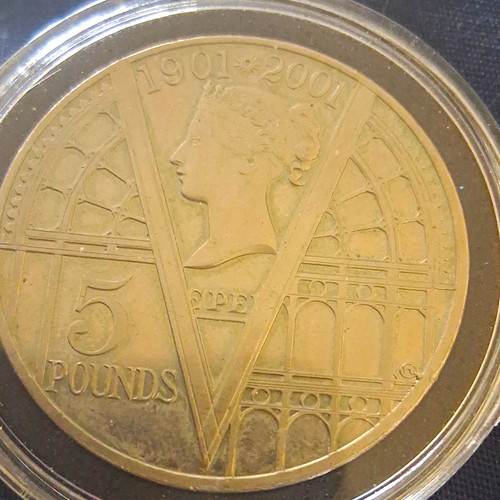 2001 elizabeth british - 2001, £5