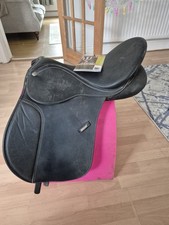 Wintec Changeable Gullet Saddle with Two Gullets (Medium & Medium Wide) 17 Inch