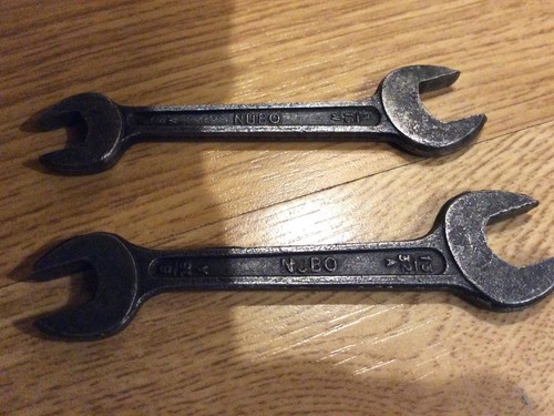 Pair small open - small,