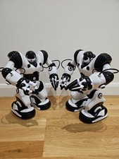 2psc Of Wow Wee Robosapien Robot  Vintage Toy No Remote