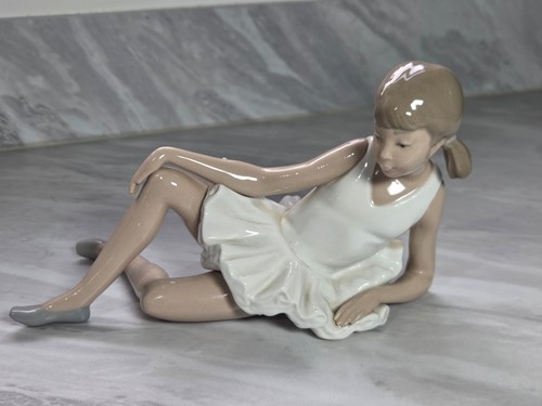 Nao lladro reclining - by,