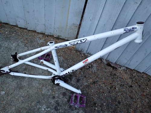 Identiti frame white rare - frame,,