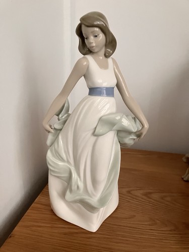 Lladro stunning lady walking - lady,