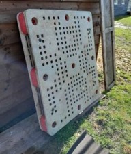 4 Plastic Pallets Used Condition. Different Styles See Pics Collect Ox5 