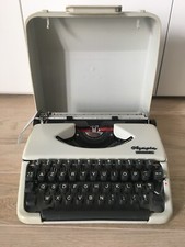 Olympia Splendid 66 Portable German West Germany Typewriter