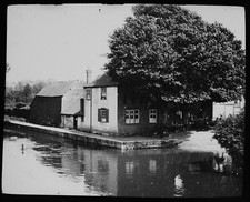 THE SWAN AND BOTTLE PUB UXBRIDGE DATED 1904 EDWARDIAN PHOTO Magic Lantern Slide