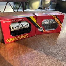 Hornby R007 Rake of 2 United Dairies 4-Wheel Milk Tanker Wagon - OO Gauge