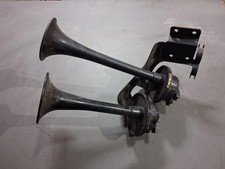 A pair of fanfare horns high / low for Porsche 911/930/993 inc mounting bracket