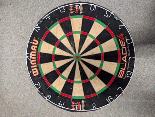 Winmau blade dart board - dart,
