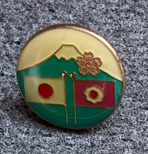 JAPAN MOUNT FUJI JAPANESE FLAG & FLOWER SOUVENIR PIN BADGE