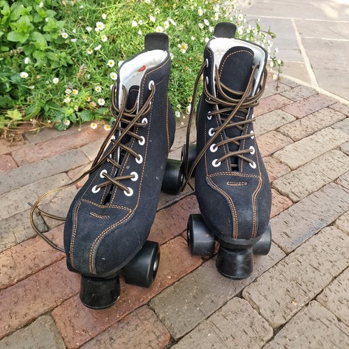 Black roller skates - black,