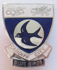 CARDIFF CITY - Fantastic Vintage Crest Style Enamel Football Pin Badge (Silver)