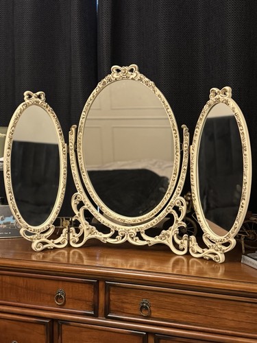 Vintage style triple dressing - style,