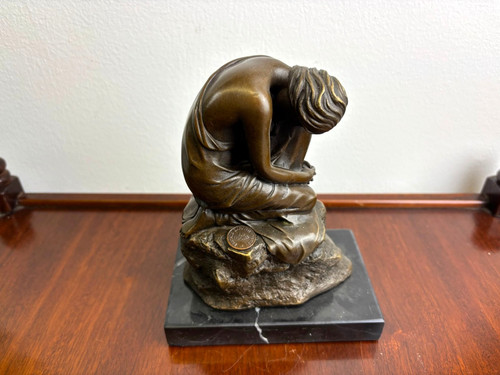 Bronze sculpture kneeling - bronze, a