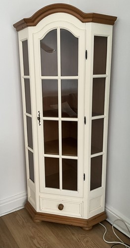 Glazed pine corner - , display