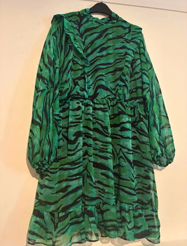 Size green black animal - green,