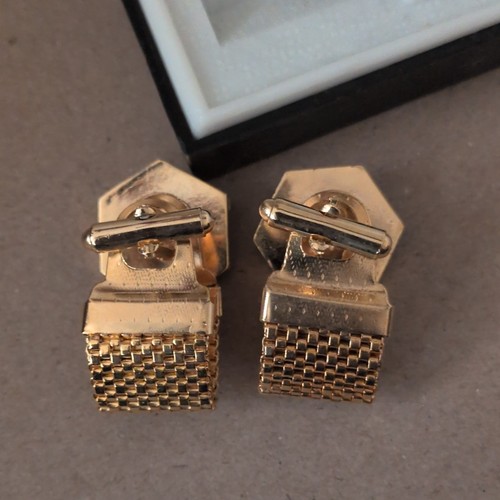 Cufflinks feature a - feature,