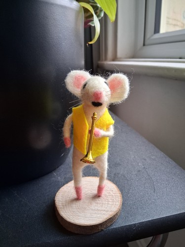 Mouse playing trumpet - playing, needle