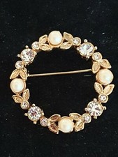 BEAUTIFUL VINTAGE FAUX PEARL & TWO SIZE DIAMANTE RING GOLD TONED COSTUME BROOCH 