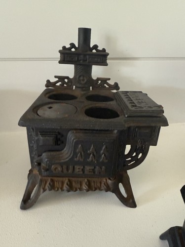 Vintage miniature queen cast - miniature,