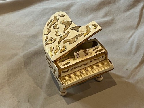 Vintage 1956 ceramic - l&m, white