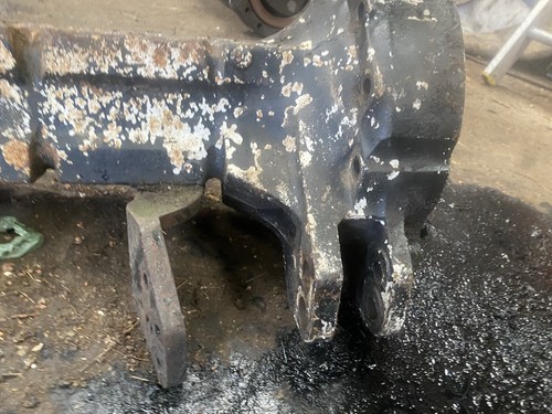 Case 885xl rear axle - case, and