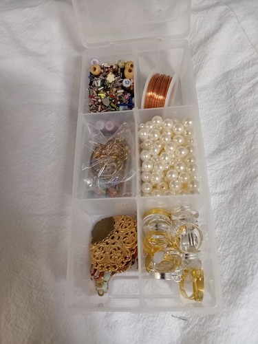8x3in plastic box containing - 8x3in,