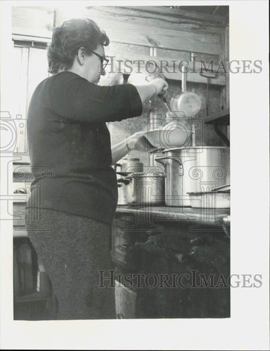 1976 press photo mrs folks - press,