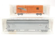 Micro Trains N Gauge Pack of 2 Western Pacific Freight Cars