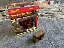 Hornby Skaledale Wooden Bus Shelter R8680 OO Gauge. Priced to sell.