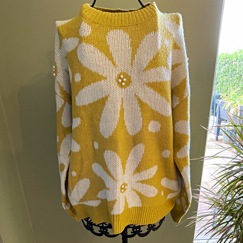 Woman yellow white floral - tu,