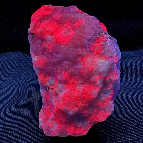 Rich fluorescent tugtupite - fluorescent, in