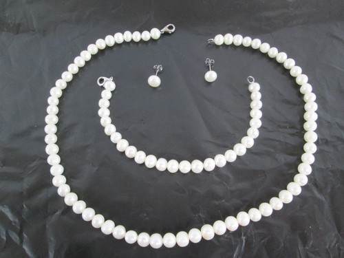 Freshwater pearl necklace - pearl,