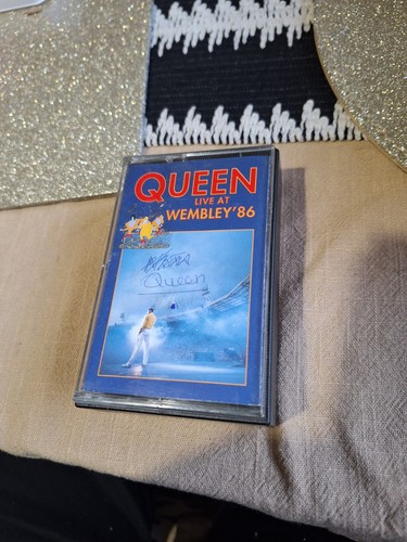 Queen live wembley - at,