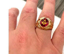 MASONIC ANTIQUE 10KT GOLD SQUARE & COMPASS WITH THE G. RUBY STONE RING. SIZE W.