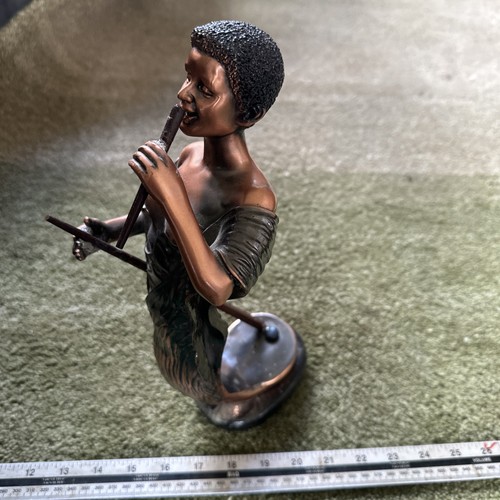 Bronze coloured sculpture - ,