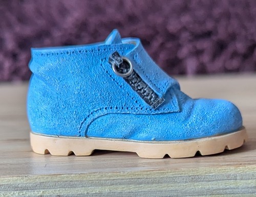 Just the right shoe - shoe, raine