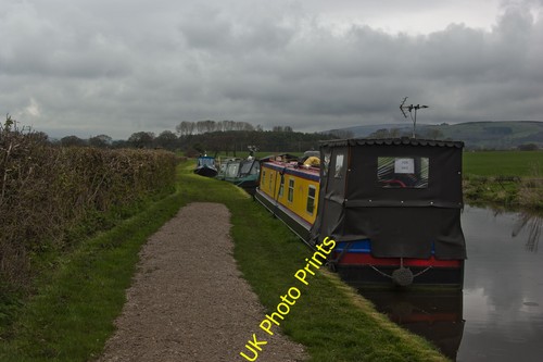 Photo narrowboats moored on - photo,