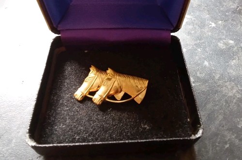 Double horse head brooch gold - head,