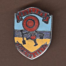 BUTLINS HOLIDAY CAMP CLACTON 1957 RED LABELS  AND RARE RED HAT  ENAMEL PIN BADGE