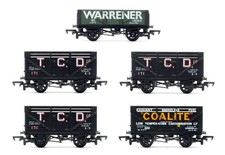MAINLINE 'OO' GAUGE RAKE OF 5 1X PLANK & 4X COKE WAGONS
