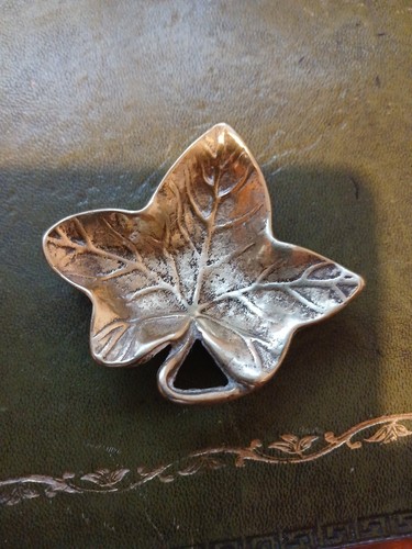 Small vintage ivy leaf - leaf, shaped