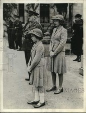 1941 Press Photo Princesses Margaret Rose and Elizabeth Watch Troops at Balmoral