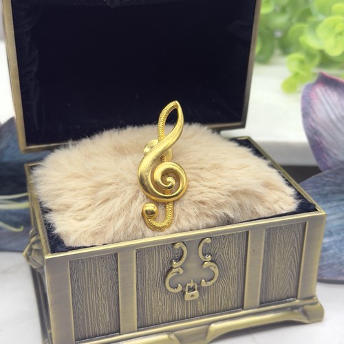 Treble clef brooch pin gold - treble,