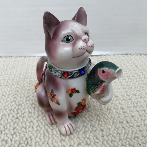 Inin sahibi cat with fish - inin,