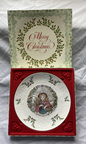 Royal doulton 1977 christmas - royal,