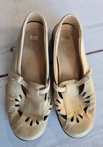 Easy shoes cream - by, db