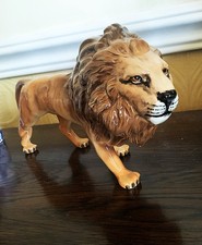 BESWICK LION FACING RIGHT